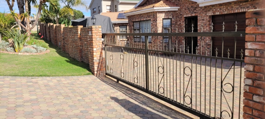4 Bedroom Property for Sale in Fraaiuitsig Western Cape